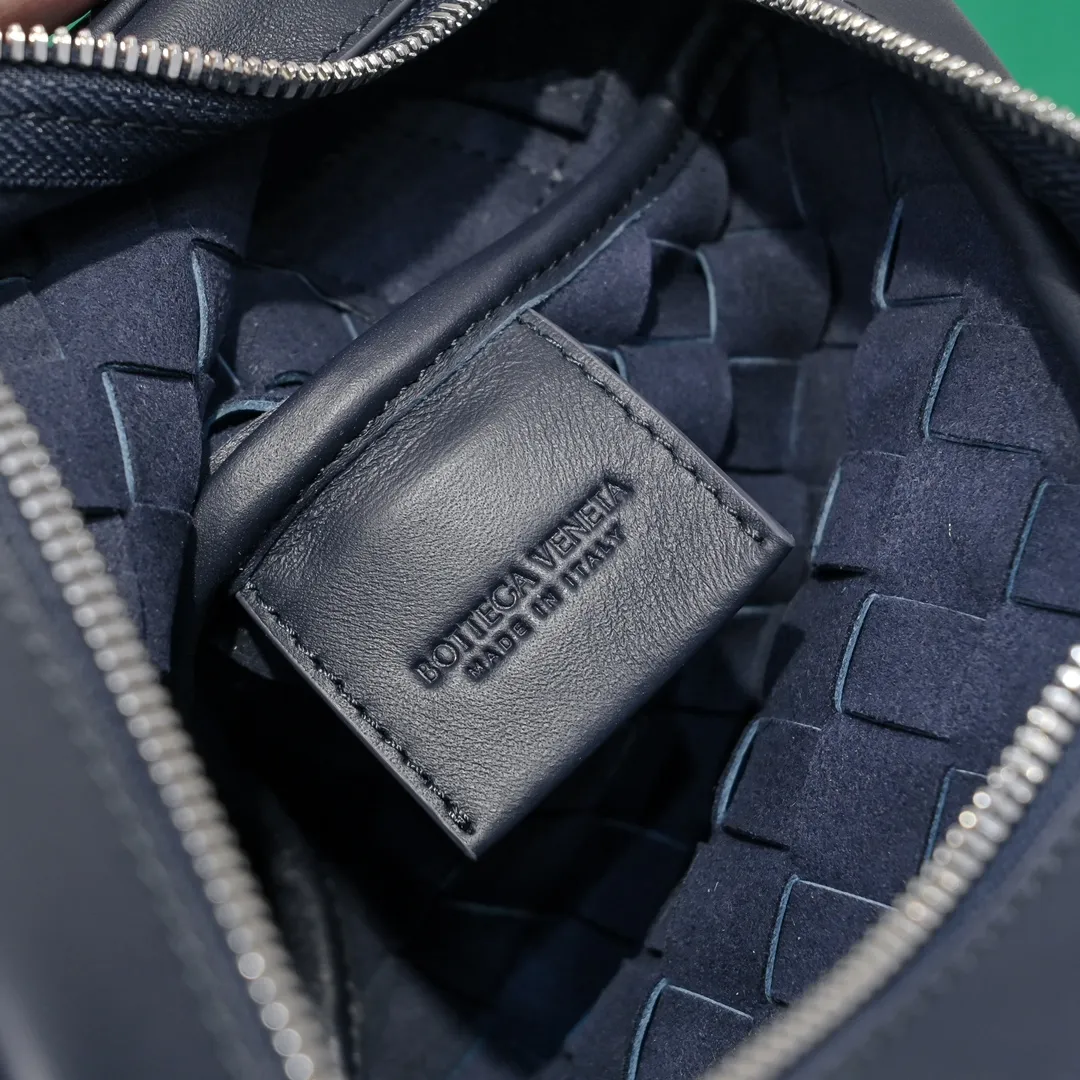 Batch 1480 BV lntrecciato woven leather crossbody bag. The zipper opens and closes, and the space is too large. It meets the daily needs of going out on the street. There are no problems with mobile phones 📱 wallets 👛 power bank 🔋. The weaving process is used, and the texture of the upper body 🔝 is very high-end. Style number: 7100 Size: 25*7.5